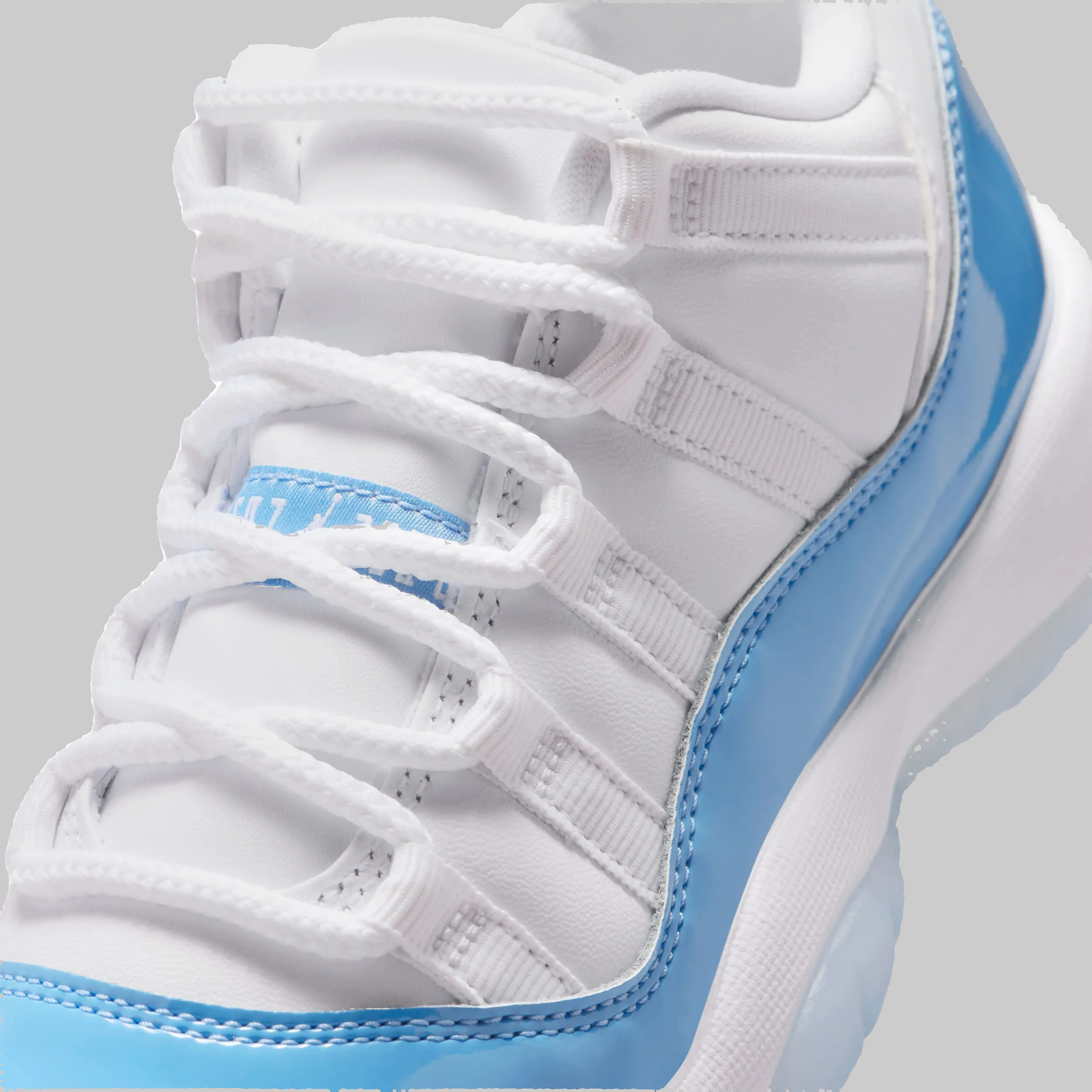 Heel details shot of the Nike Air Max DN SE big kids' running shoe in the LT SMOKE GREY/UNIVERSITY RED-WHITE colorway.